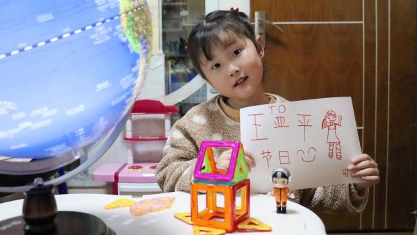 给王亚平阿姨写信、给妈妈做个手提包，幼儿园小朋友送上特别的妇女节礼物