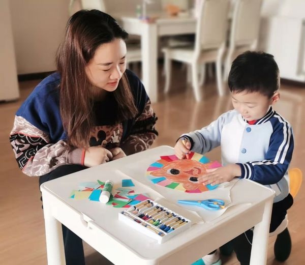 给王亚平阿姨写信、给妈妈做个手提包，幼儿园小朋友送上特别的妇女节礼物