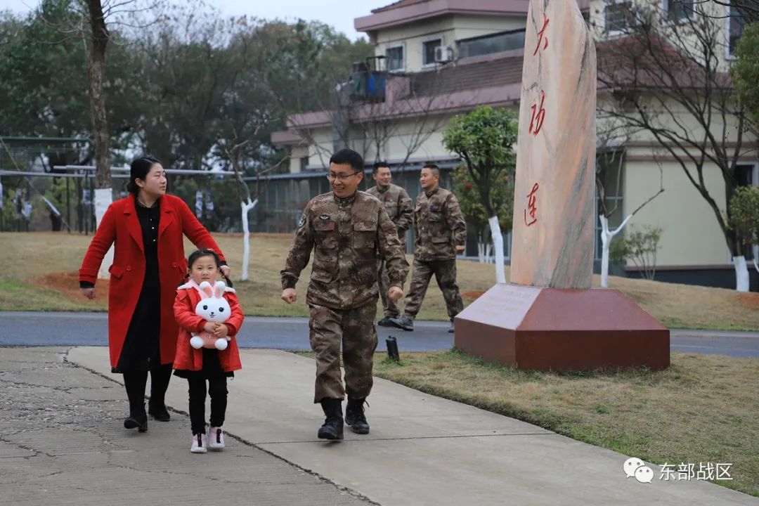 軍嫂部隊春節探親(向軍嫂敬禮)