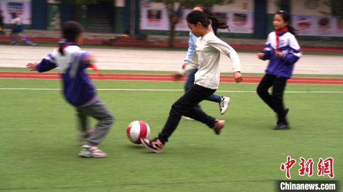 企业为什么要参加校园足球比赛(江西乡村小学里的女子足球队：让孩子们的未来更广阔)