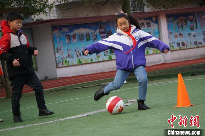 企业为什么要参加校园足球比赛(江西乡村小学里的女子足球队：让孩子们的未来更广阔)