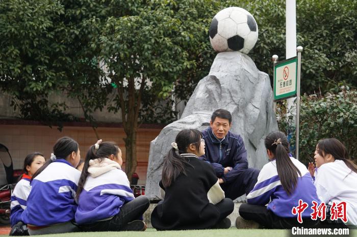 企业为什么要参加校园足球比赛(江西乡村小学里的女子足球队：让孩子们的未来更广阔)