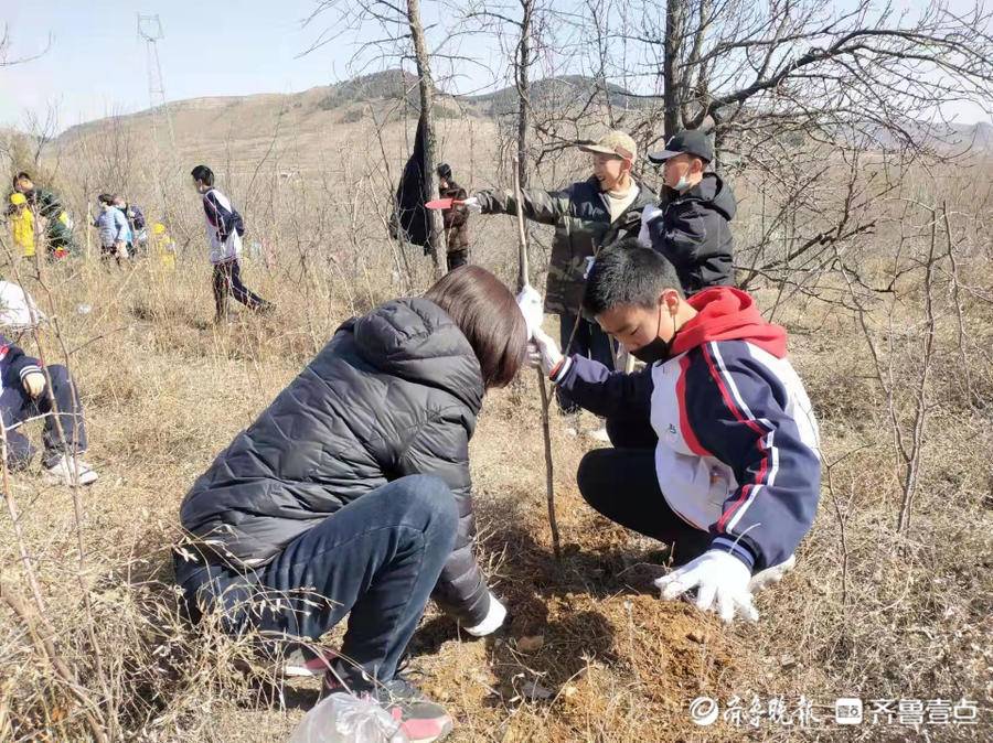 山东省泰安东岳中学：弘扬雷锋精神，引导学生扣好人生第一粒扣子