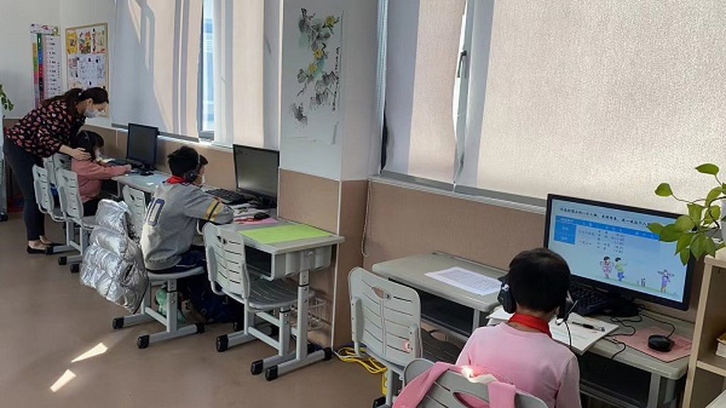 上海很多学校开设了“一人教室”，在家照料孩子困难的家庭