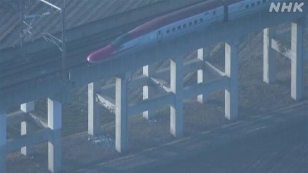 日本强震后公路裂开50米长缝，两辆车被卡住爆胎