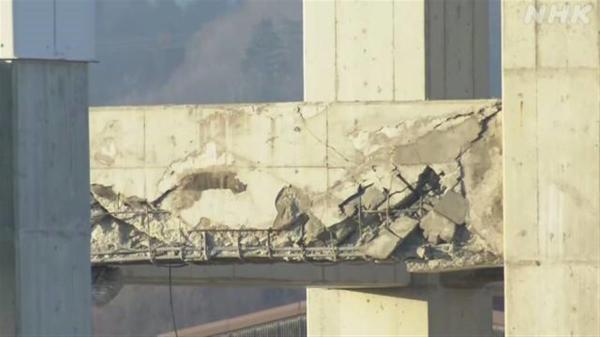 日本强震后公路裂开50米长缝，两辆车被卡住爆胎