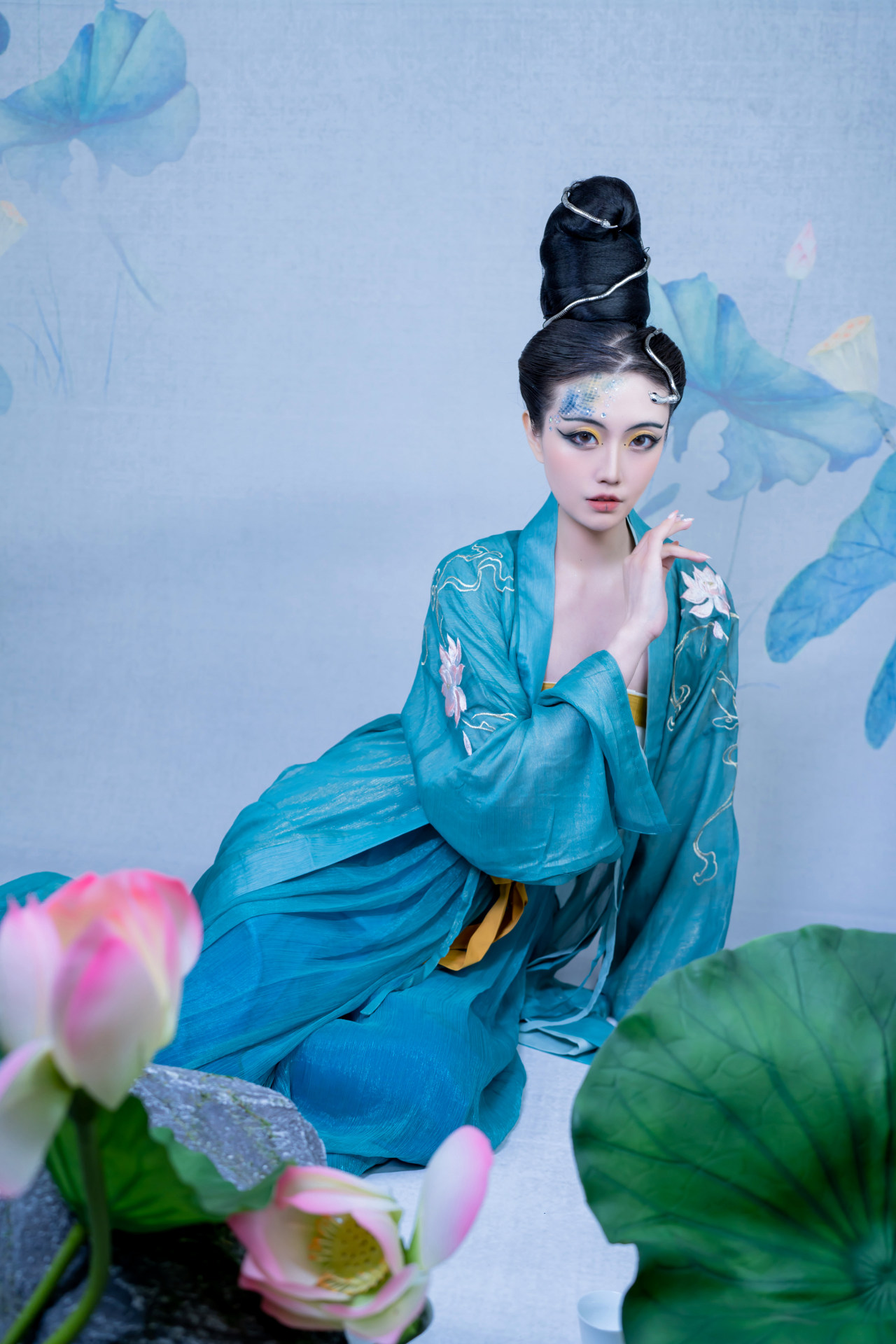 法海呢？青蛇白蛇千里江山汉服拟人COS图-哪边嗨