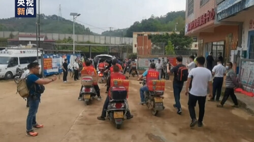 广西梧州滕村附近多个村庄村民自发组成摩托车队 助力救援物资运送
