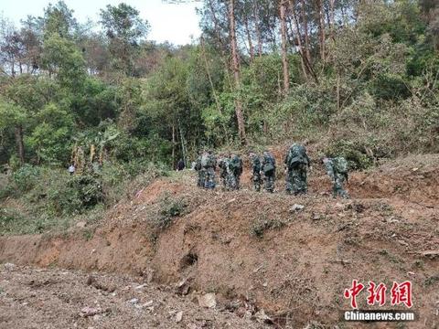 救援现场直击：村民自发组织摩托车队参与救援