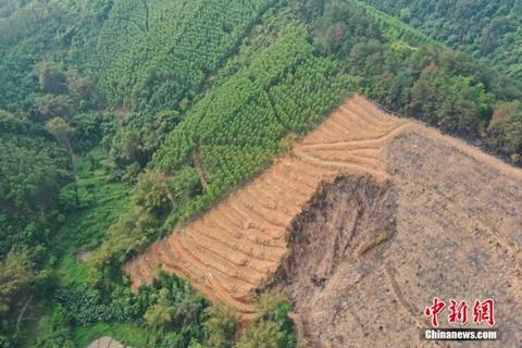 救援现场直击：村民自发组织摩托车队参与救援