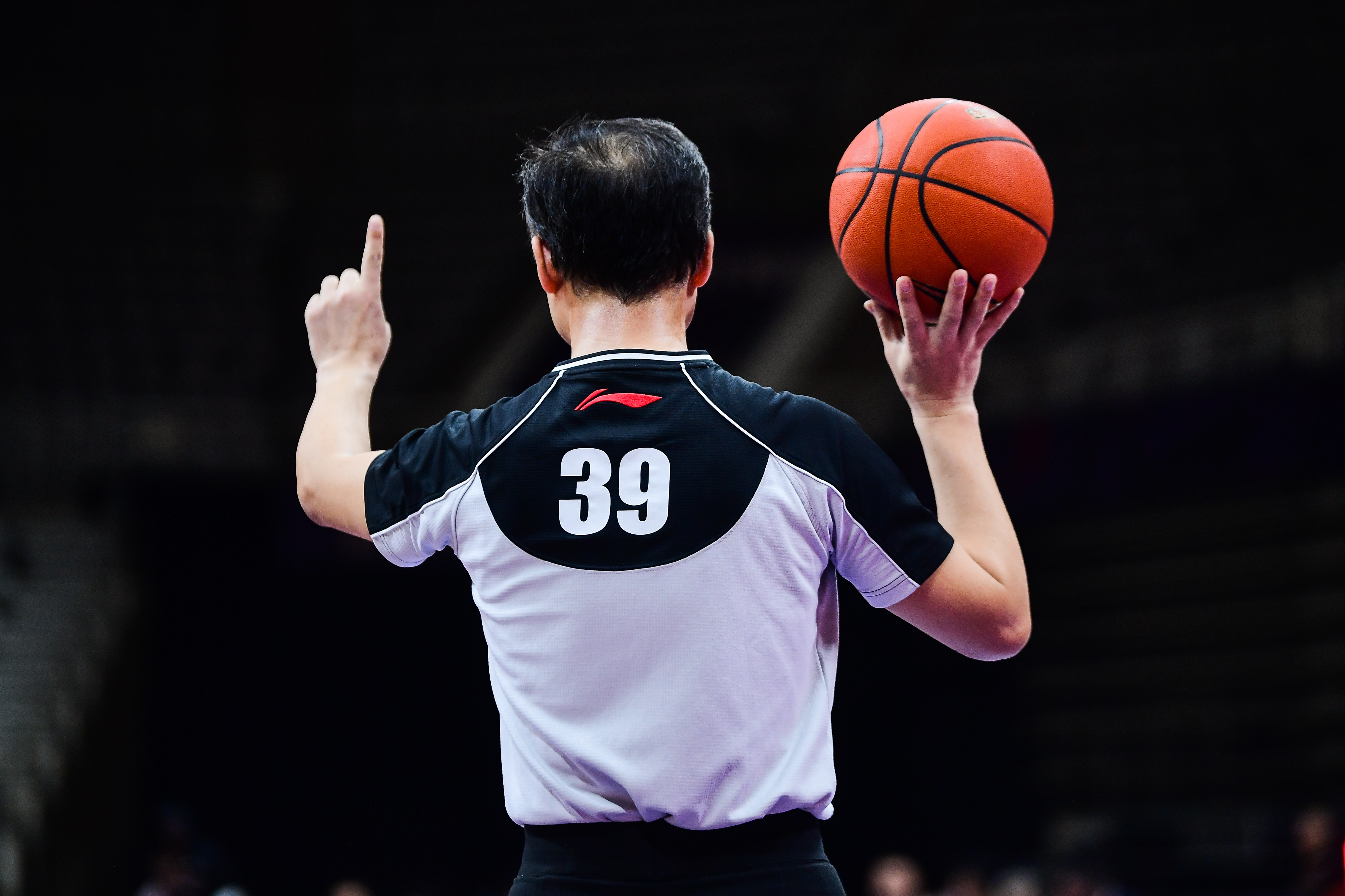 最近两天,cba球员社交媒体出现频次最多的字眼是"感谢"二字.