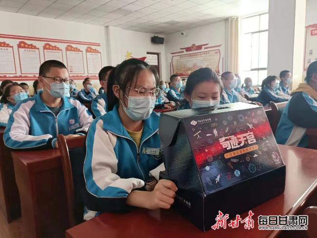 張掖市甘州中學(xué)咋樣?“天宮課堂”里解密太空奧妙(圖2) 張掖市甘州中學(xué)咋樣?“天宮課堂”里解密太空奧妙(圖2)