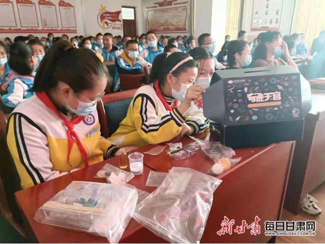 張掖市甘州中學(xué)咋樣?“天宮課堂”里解密太空奧妙(圖4) 張掖市甘州中學(xué)咋樣?“天宮課堂”里解密太空奧妙(圖4)