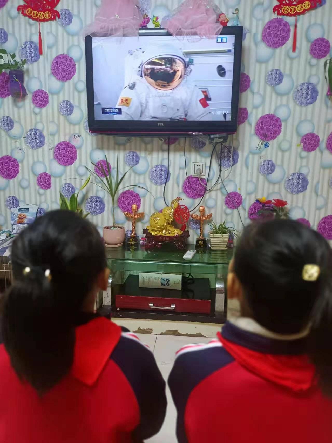 棲霞市桃村中心小學(xué):感受震撼的天宮課堂(圖1)