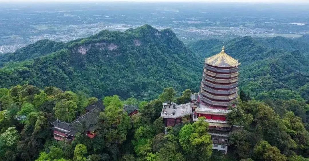 睡进树屋、坐揽山谷秘境，享一池私汤，温一壶好酒，无恋亦无厌，始是逍遥人