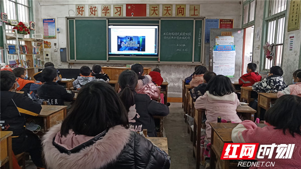 慈利县高峰土家族乡中学：1400多名学生(图1)