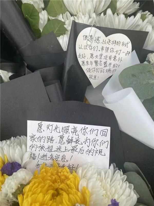 MU5735航班遇难者头七祭：鲜花铺满回家路