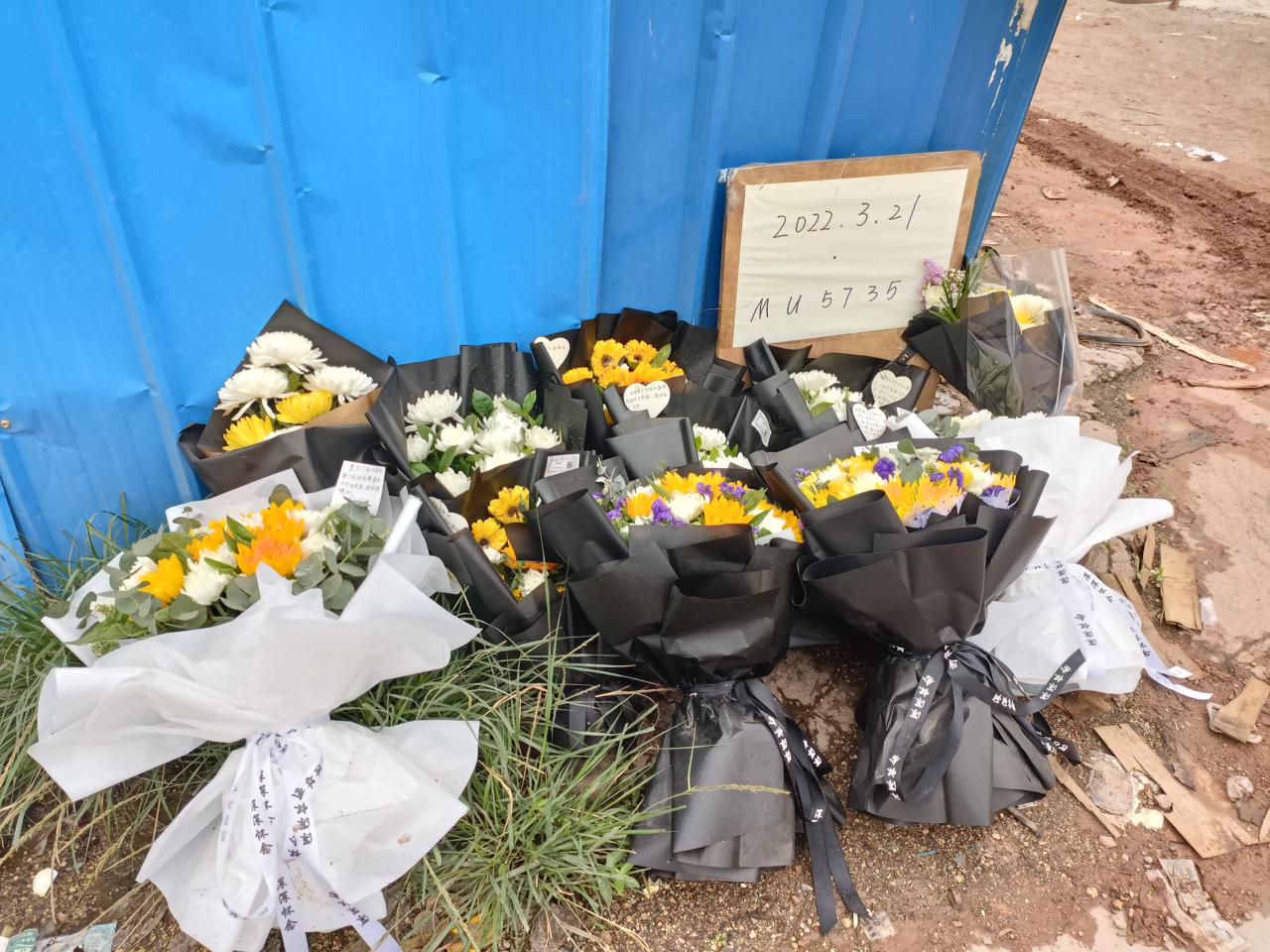 MU5735航班遇难者头七祭：鲜花铺满回家路