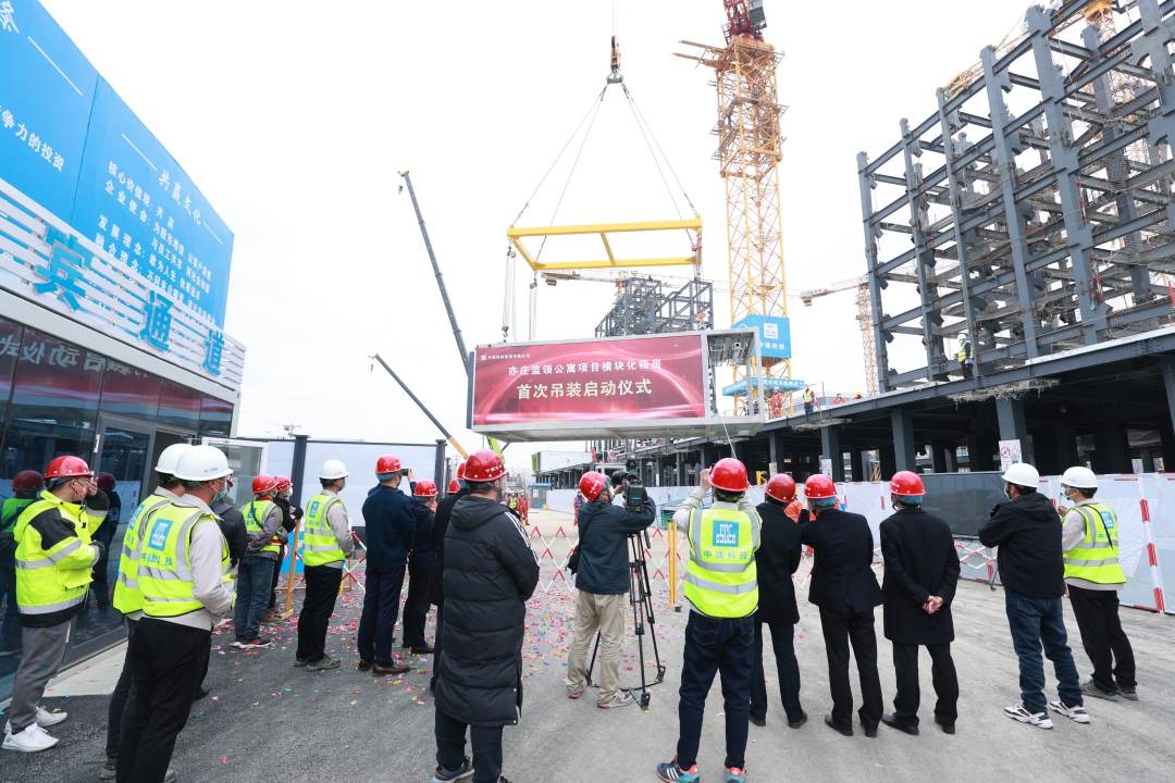 智能建造！北京首個高層模塊化箱房建筑首吊成功