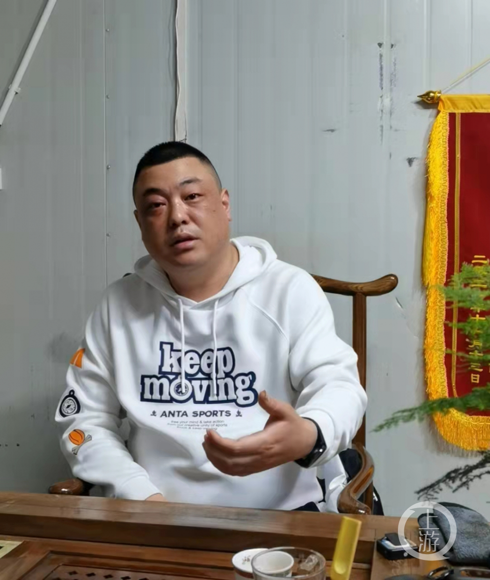 当彭彬开车返回彬彬车行时,记者注意到,他脸上还可以看到明显的淤青.