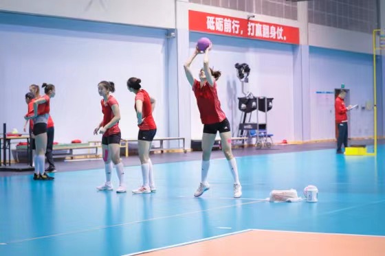 打出精气神 争进总决赛——中国女排主教练蔡斌谈世界女排联赛备战