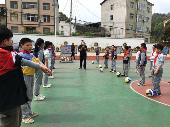 秭归县茅坪镇陈家小学邀请专业的体育教练(图1)