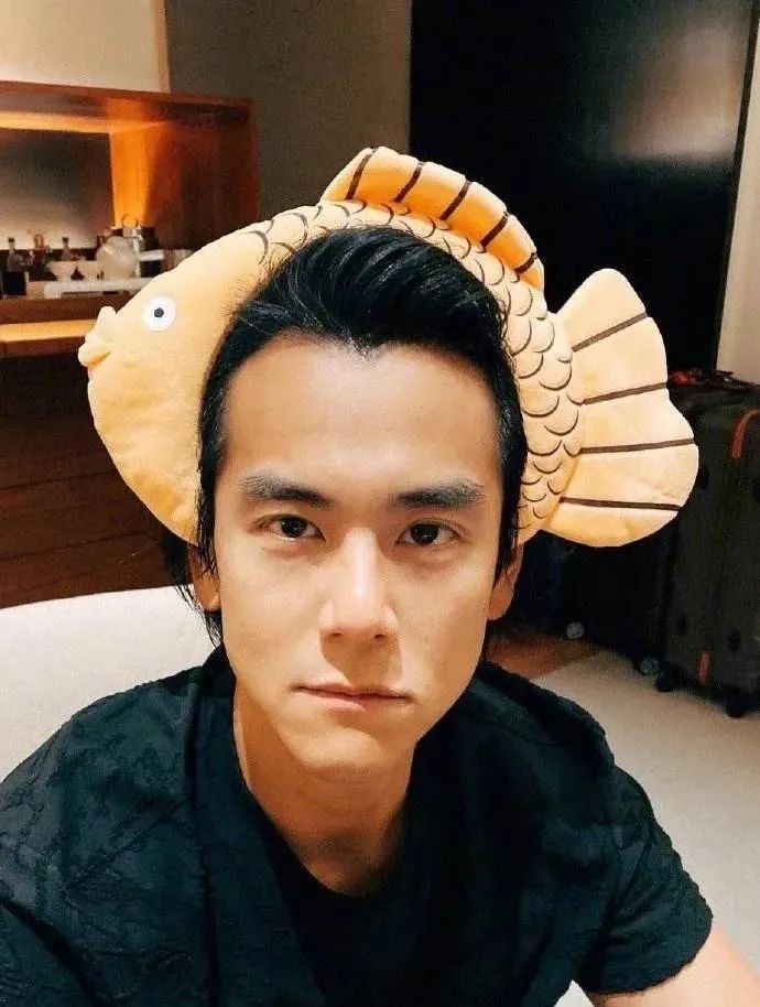 上海疫情下的明星：刘嘉玲独自排队做核酸，彭于晏炸带鱼，陈龙骑电驴做志愿者