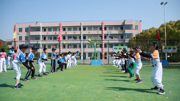 绍兴市平水镇中心小学玩起了洋气的棒垒球课(图2)