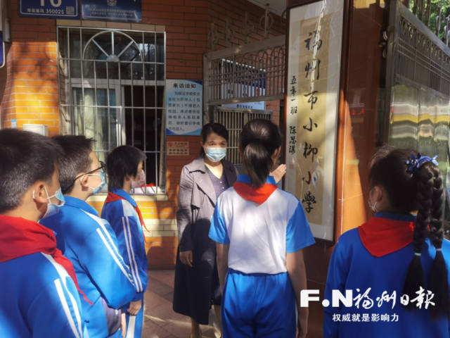 福州小柳小学：小学生为学校题校名(图1)