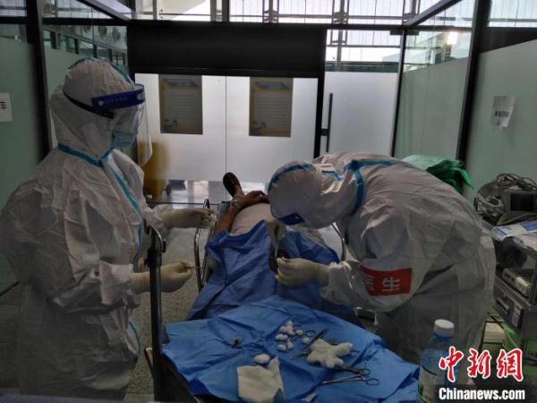 上海方舱医院里的手术：阳性感染者摔伤额头“大白”成功清创缝合