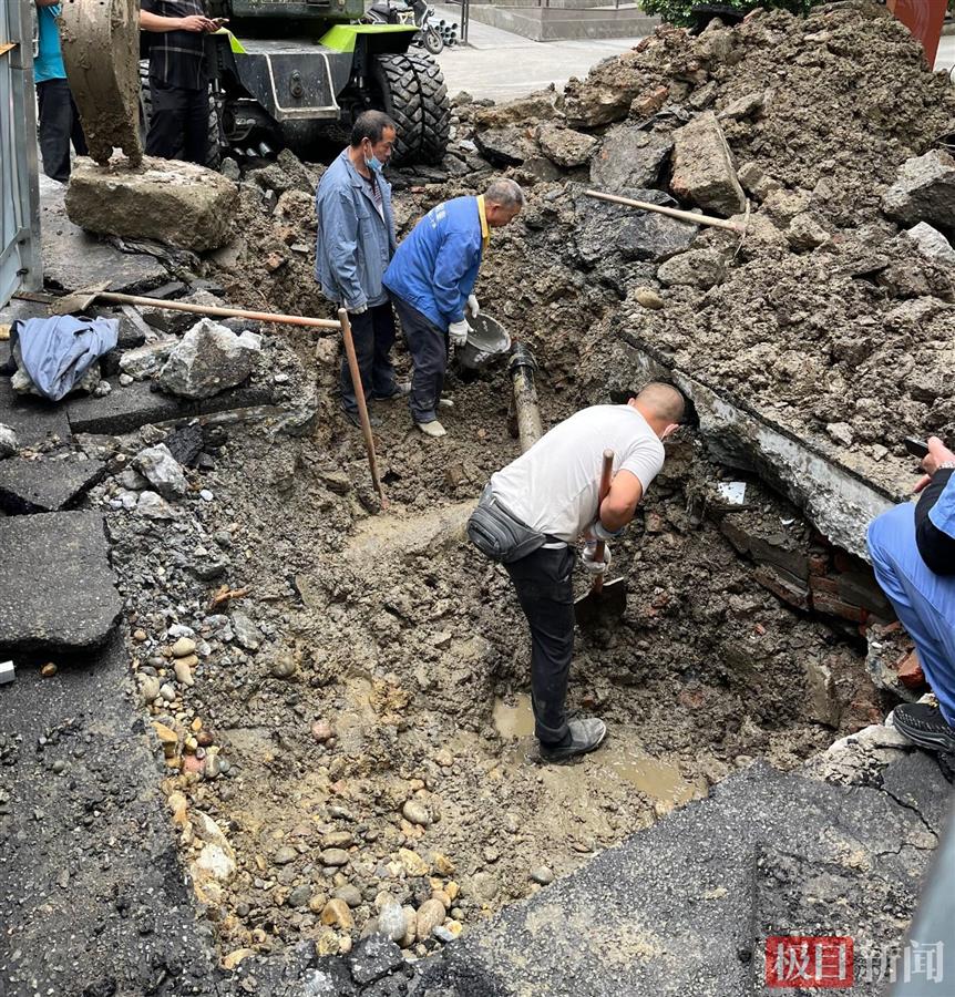 成都一处燃气管道被施工人员挖破，周边居民紧急疏散