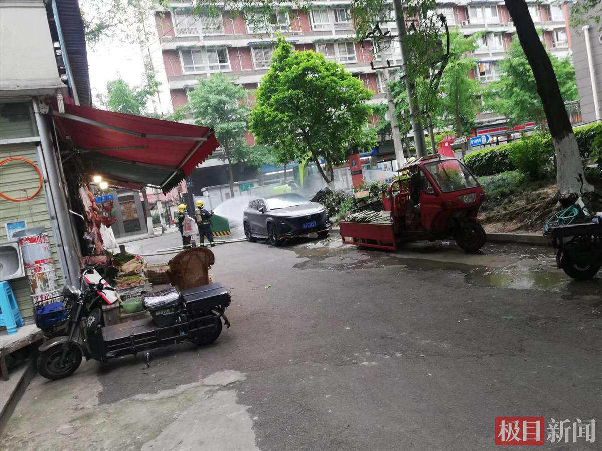 成都一处燃气管道被施工人员挖破，周边居民紧急疏散