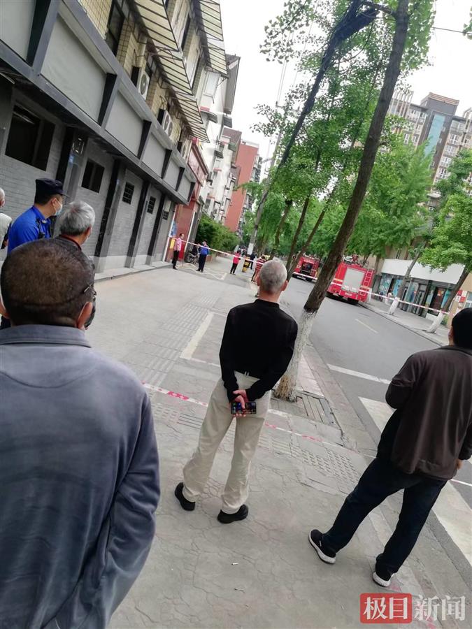 成都一处燃气管道被施工人员挖破，周边居民紧急疏散