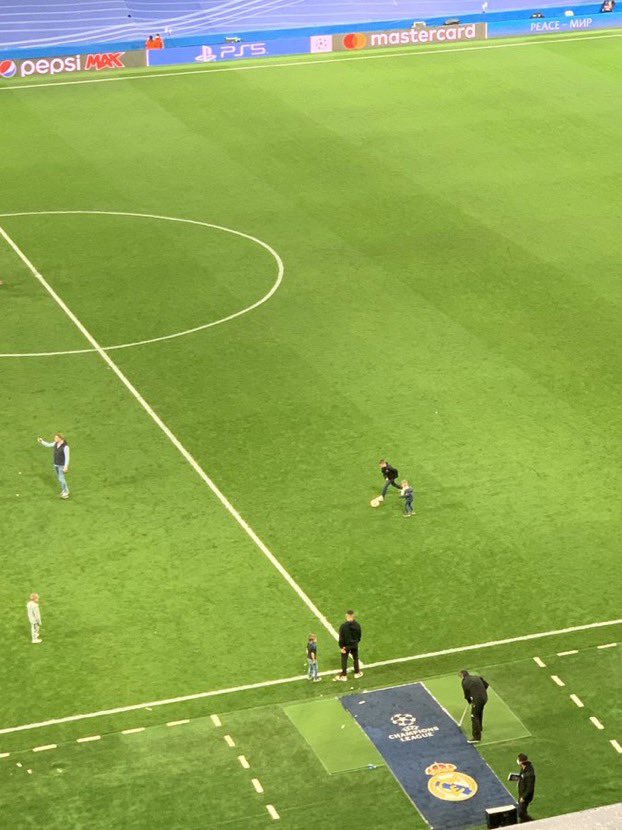 赛后的伯纳乌📸库尔图瓦致谢球迷，阿扎尔看孩子在场内踢球