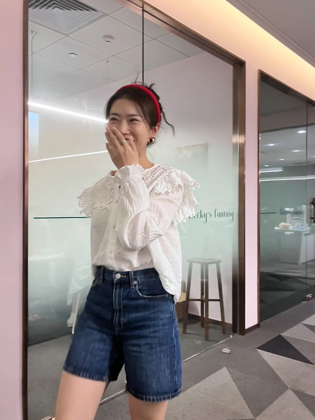 太养眼了！同事们都穿上了漂亮的小裙子