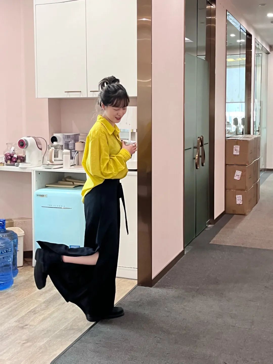 太养眼了！同事们都穿上了漂亮的小裙子