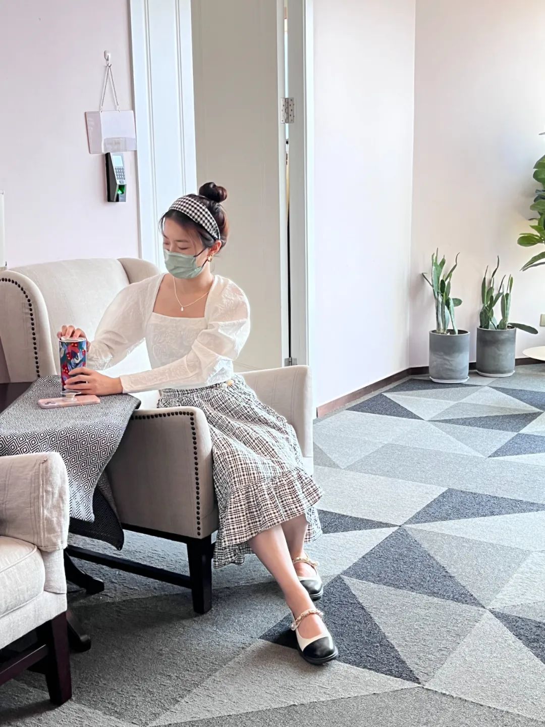 太养眼了！同事们都穿上了漂亮的小裙子