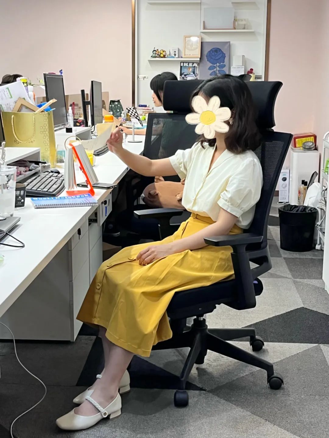 太养眼了！同事们都穿上了漂亮的小裙子