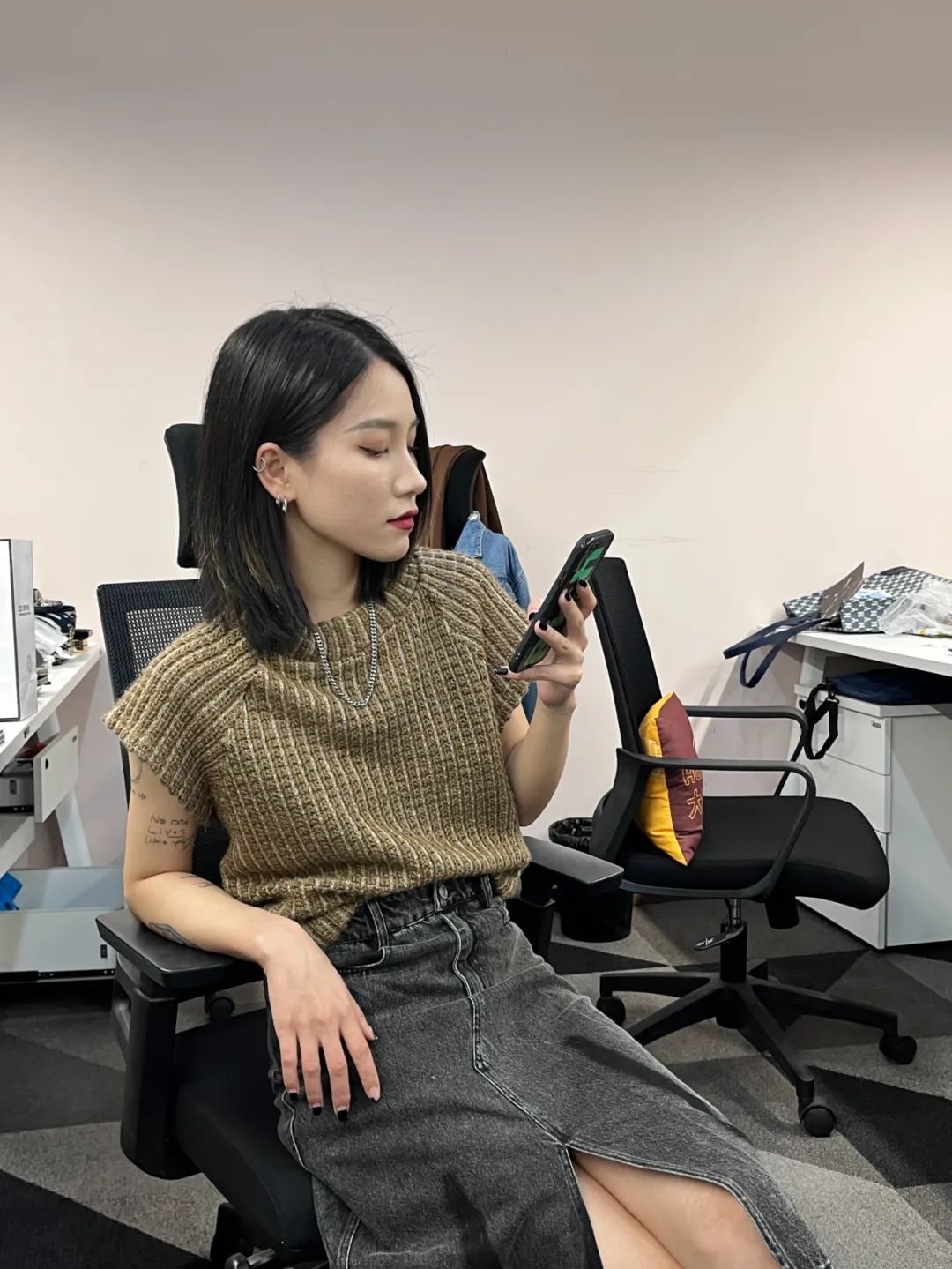 太养眼了！同事们都穿上了漂亮的小裙子