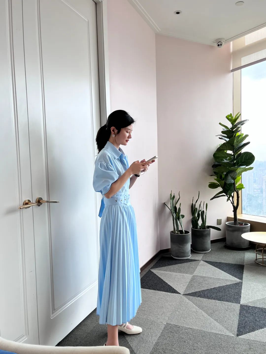 太养眼了！同事们都穿上了漂亮的小裙子