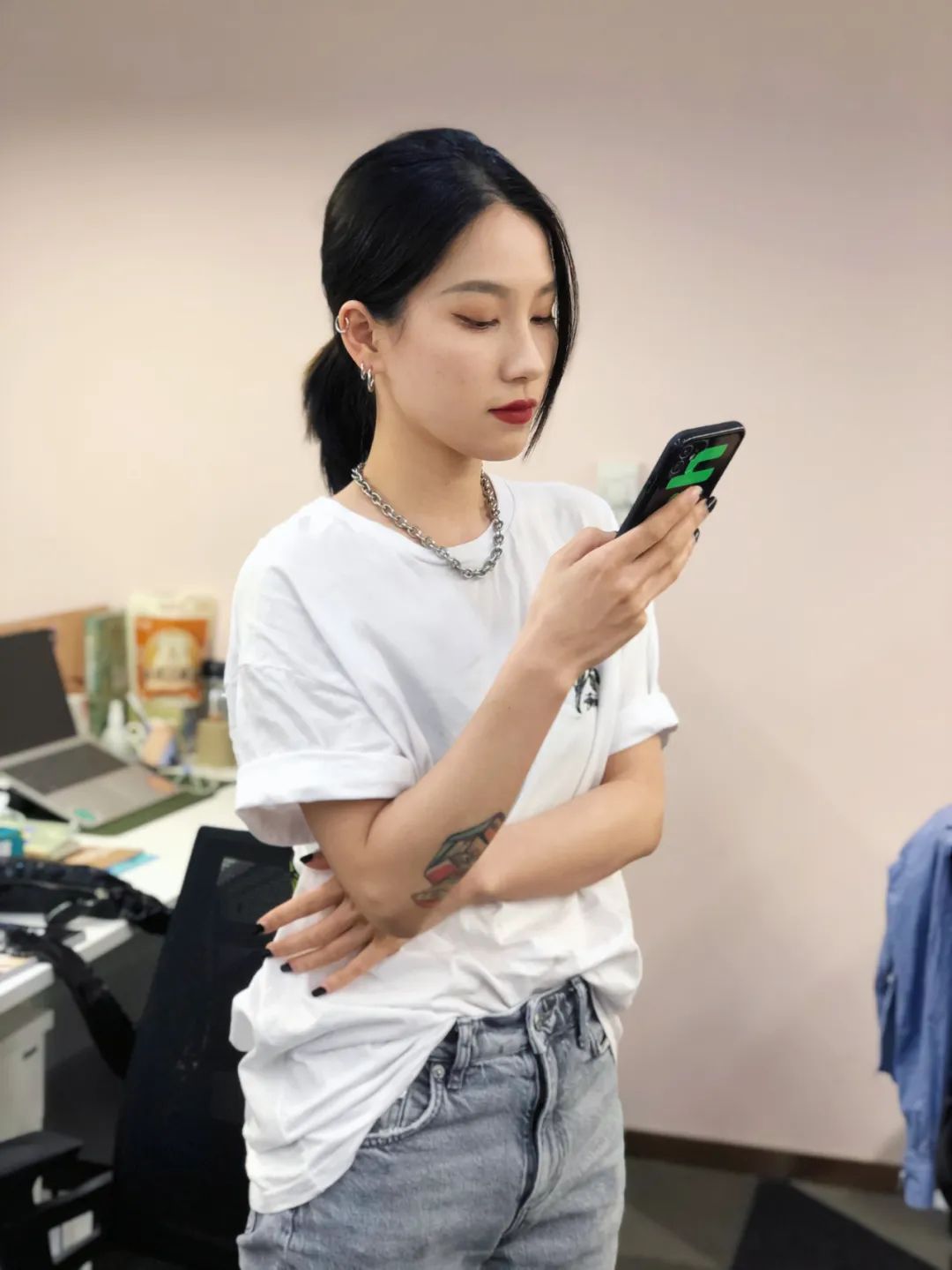 太养眼了！同事们都穿上了漂亮的小裙子