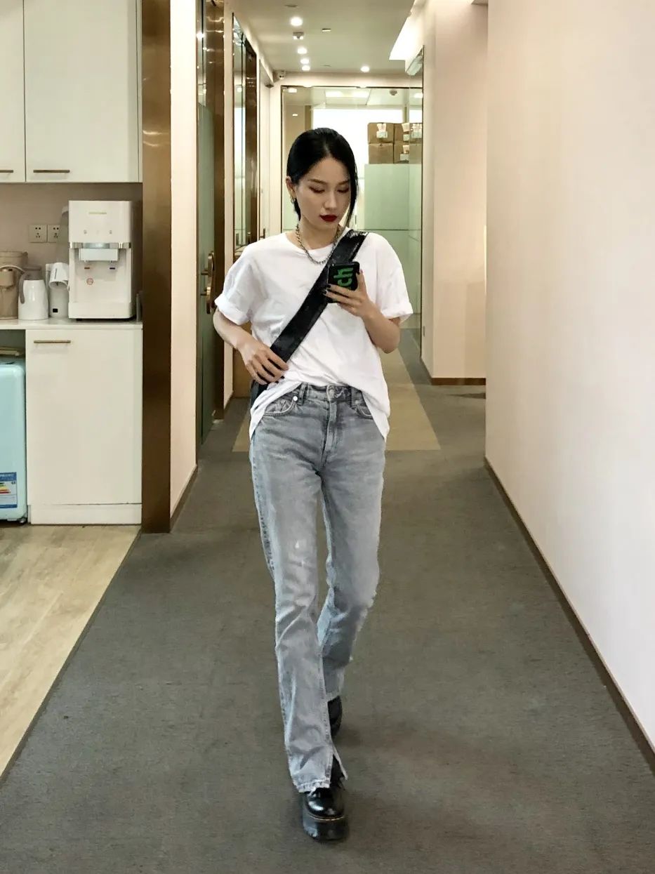 太养眼了！同事们都穿上了漂亮的小裙子