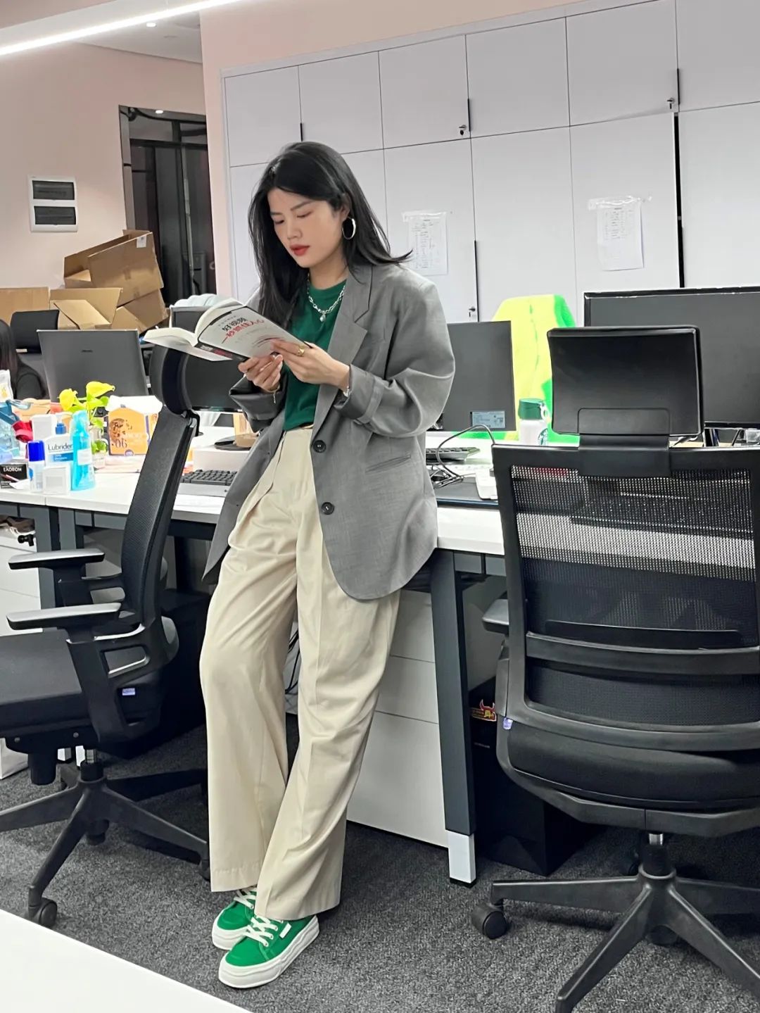 太养眼了！同事们都穿上了漂亮的小裙子