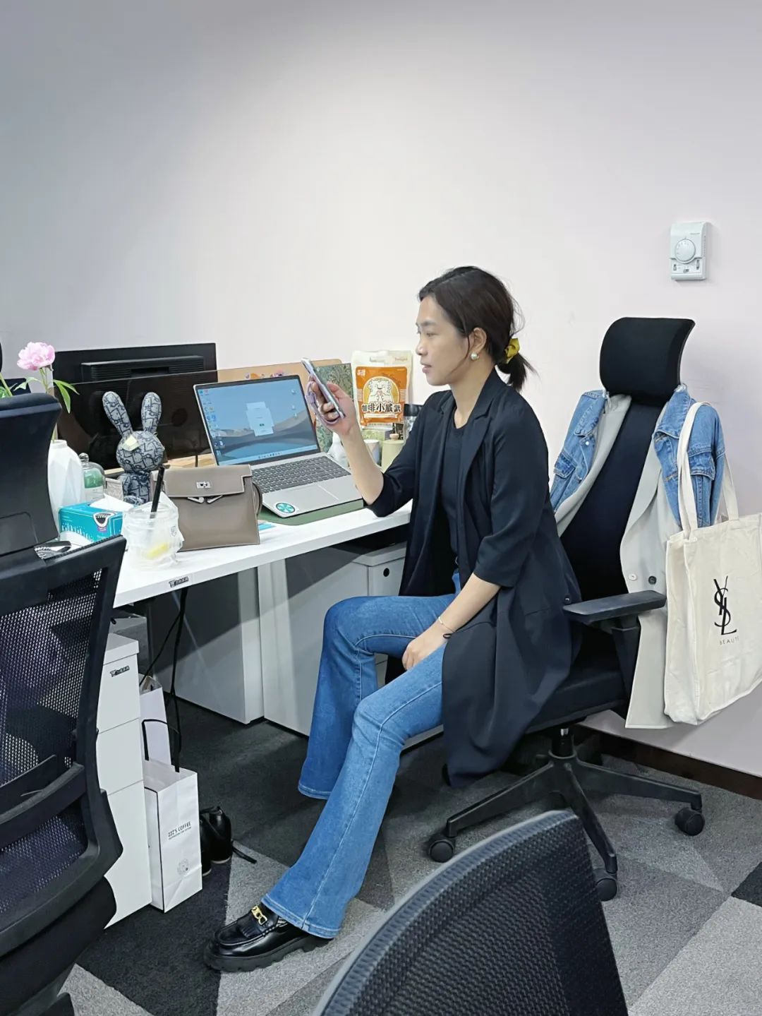 太养眼了！同事们都穿上了漂亮的小裙子