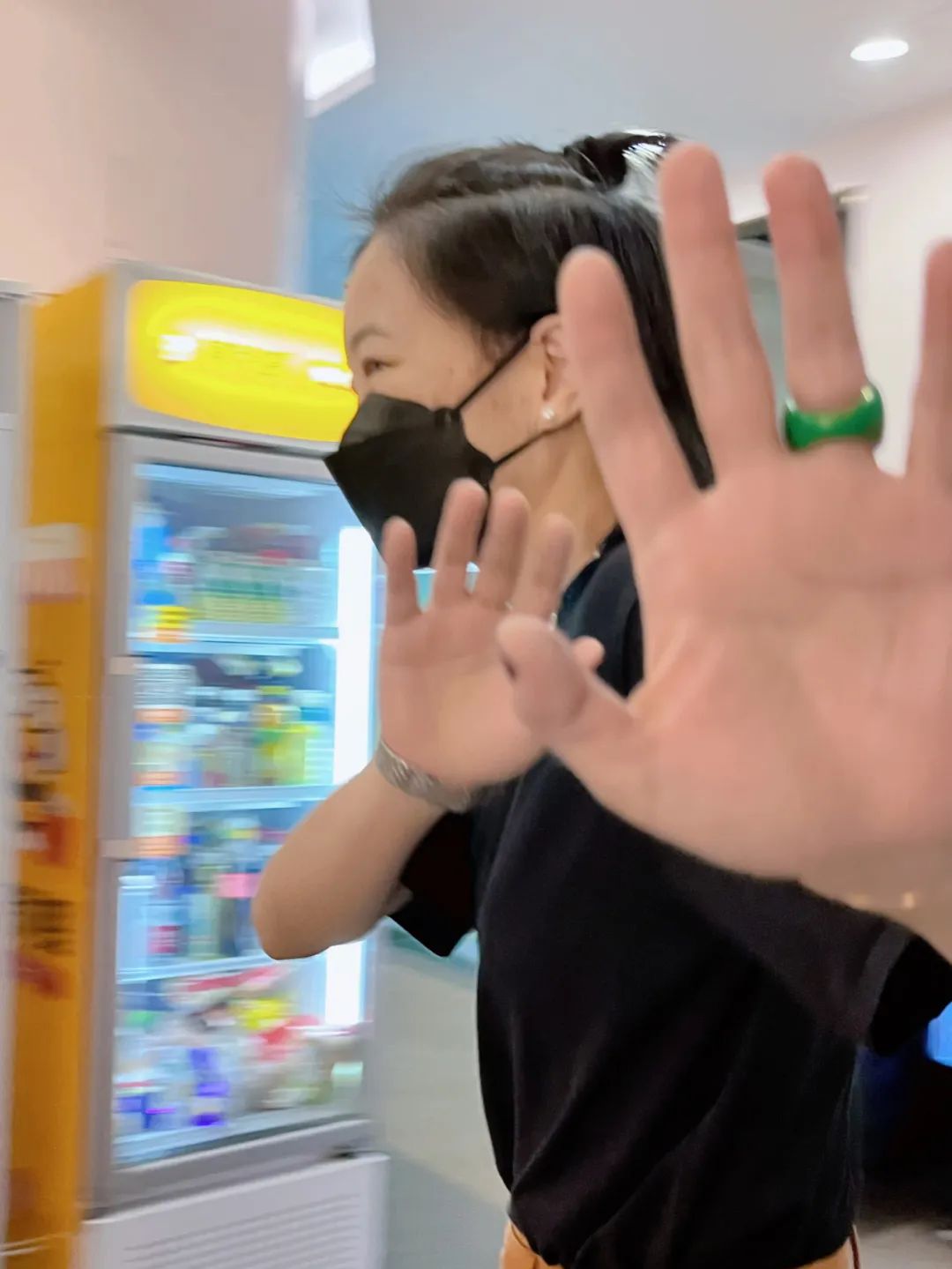 太养眼了！同事们都穿上了漂亮的小裙子