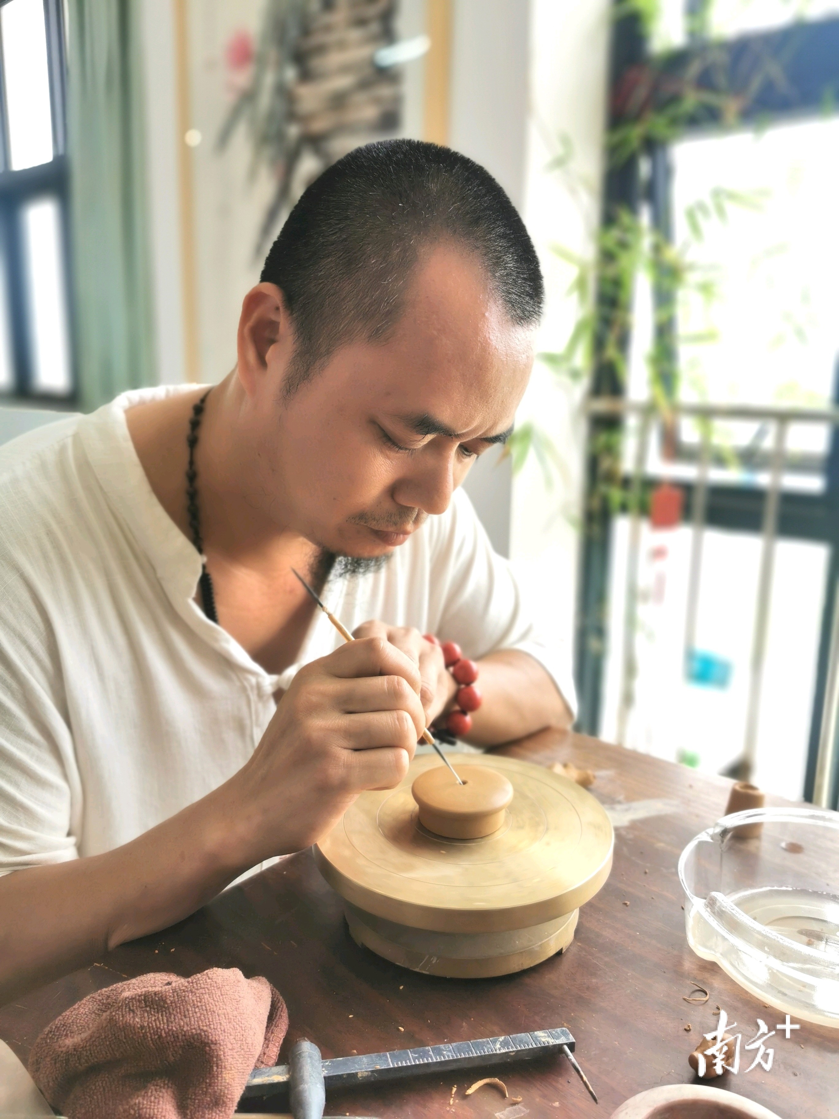 雷州窑陶瓷制作技艺非遗传承人李小明：追梦廿载，一片冰心在茶壶