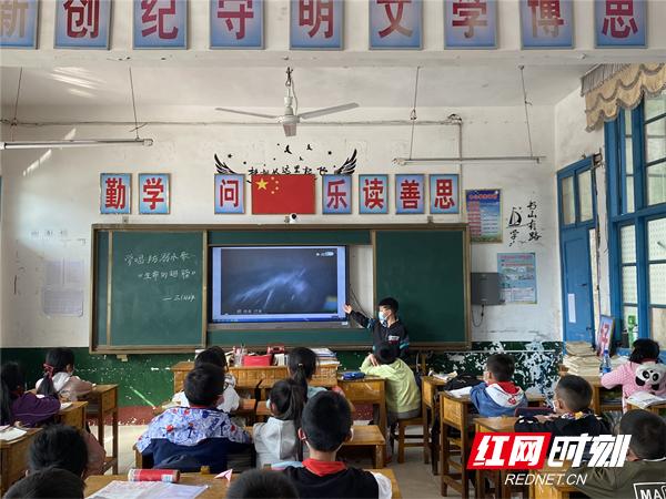 慈利县高峰土家族乡中学：课前歌声展风采(图1)