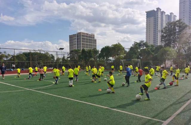 安寧市實驗學(xué)校舉行“和潤杯”足球賽(圖2) 安寧市實驗學(xué)校舉行“和潤杯”足球賽(圖2)