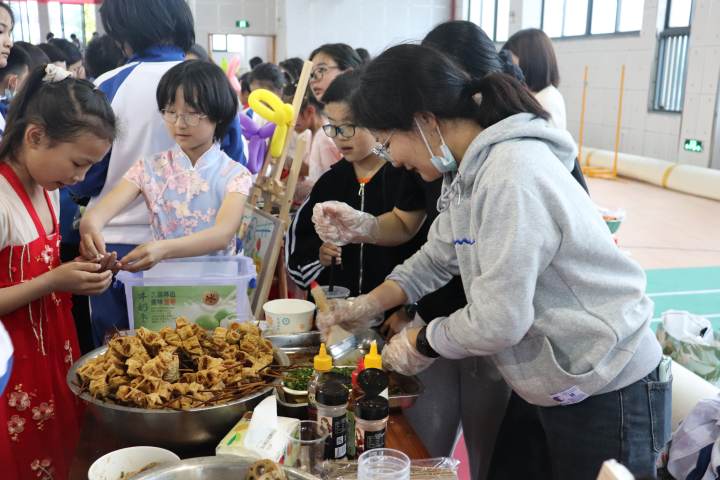 桐庐县徐凝小学“美食课”，色香味俱全(图1)