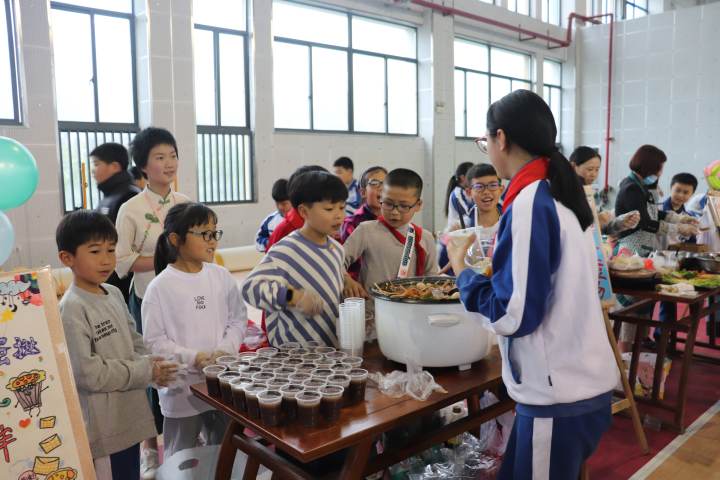 桐庐县徐凝小学“美食课”，色香味俱全(图2)